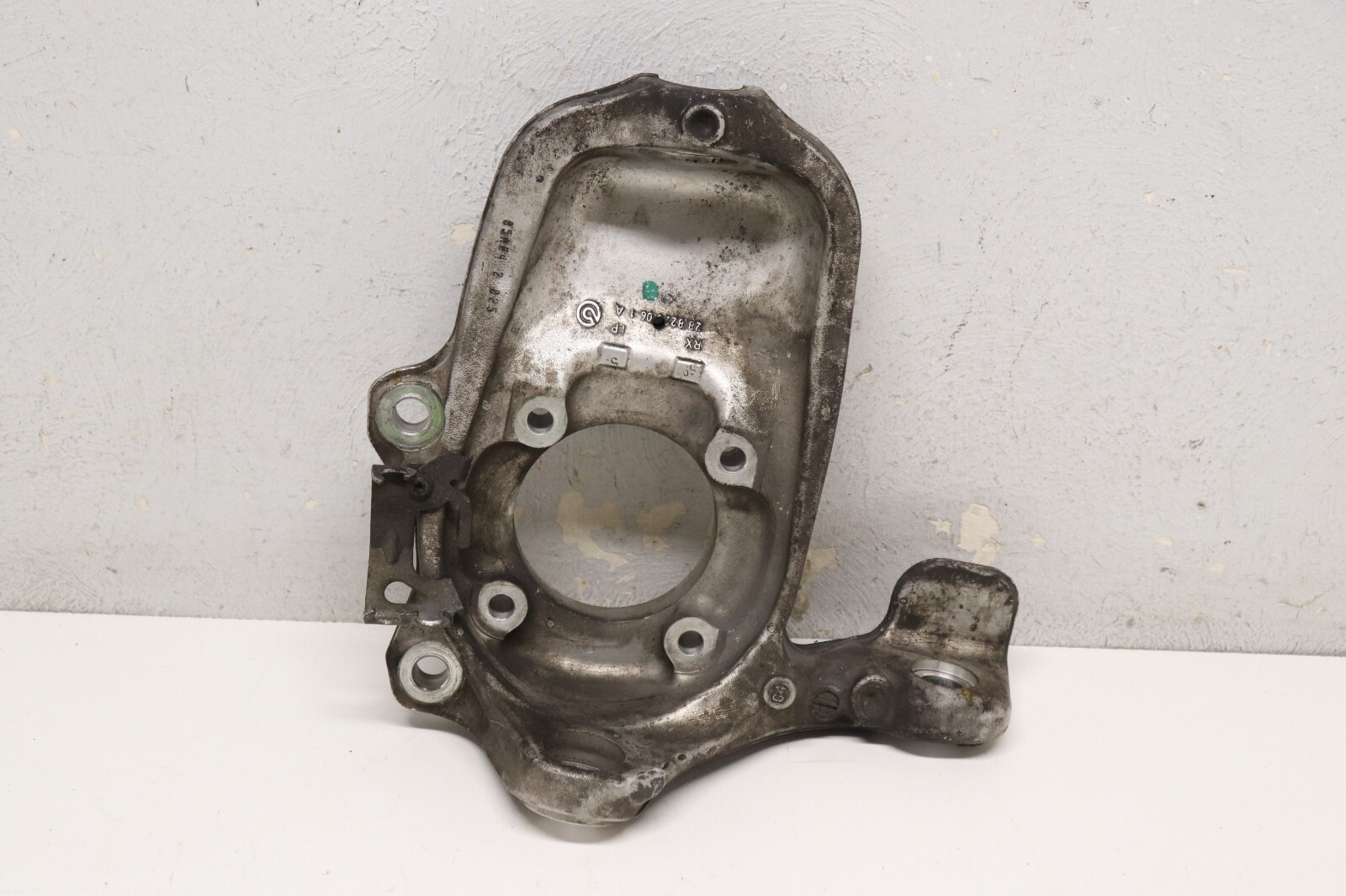 F208112 2004-2008 Maserati Quatroporte M139 Front Knuckle Driver Side OEM
