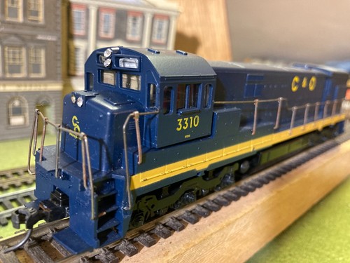 Athearn GE U28B Deep Blue, C&O Lackierung Laufnummer 3310, Licht, Spur HO | Zustand: Used