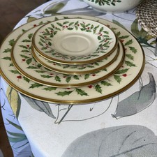 Lenox 146590600 Holiday 4Piece Place Setting Pre-owned