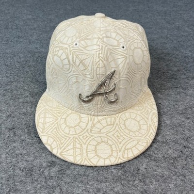 Atlanta Braves Mütze Kappe nicht verstellbar 7 1/4 cremefarben cremeweiß MLB geometrischer Druck Logo