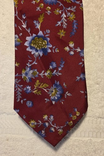 Essex Row Men's Neck Tie Red Floral Classic Length