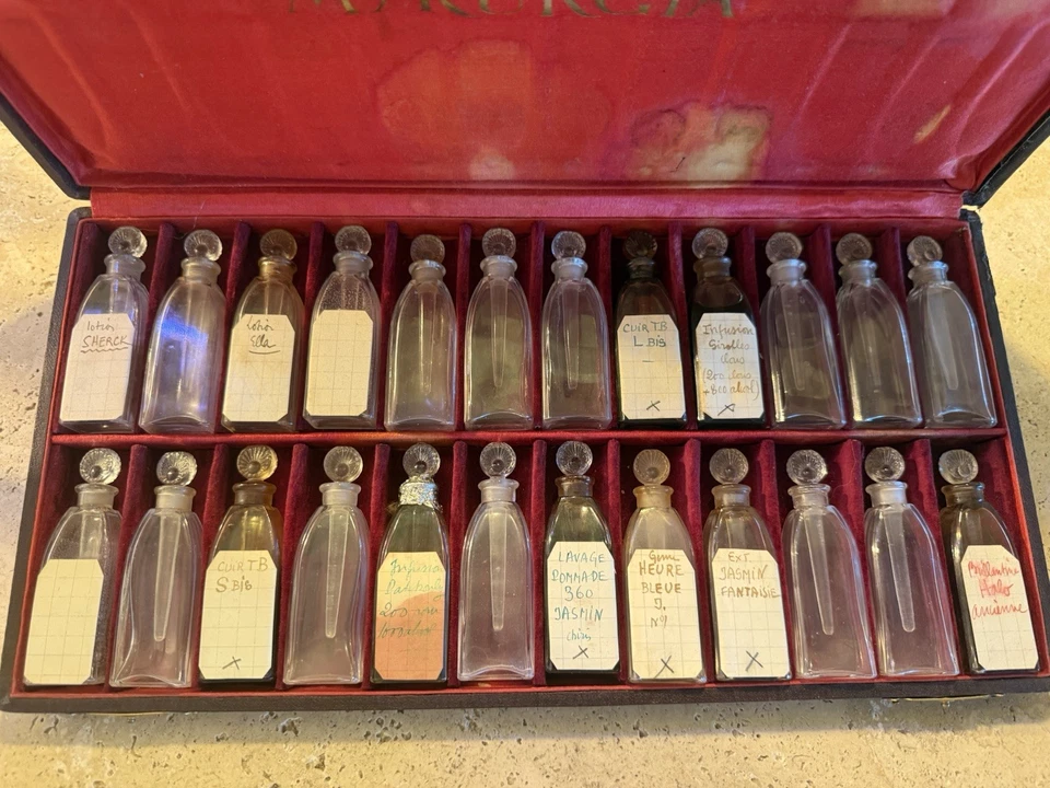 Flacon de parfum ancien Coffret « MYRURGIA » De 24 Flacons De Julien VIARD 1925 - Photo 2/4