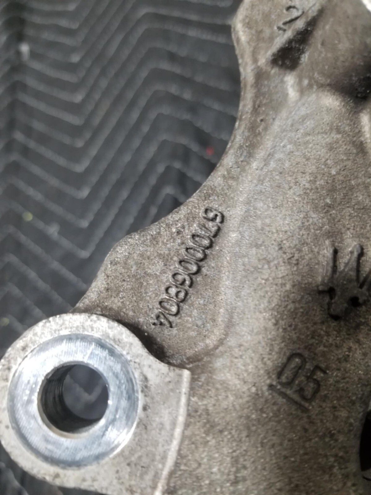2014-2017 Maserati Ghibli Quattroporte Rear Left Knuckle Hub Spindle 670006804
