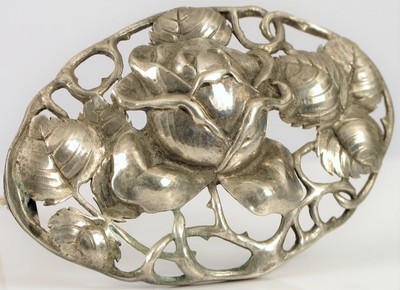 Broche Ancienne Argentée Style Art Nouveau Avec Motif Fleur Et Vierge - France