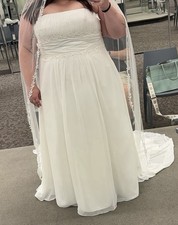 26w David's Bridal 9V9743 Wedding Dress Ivory V9743