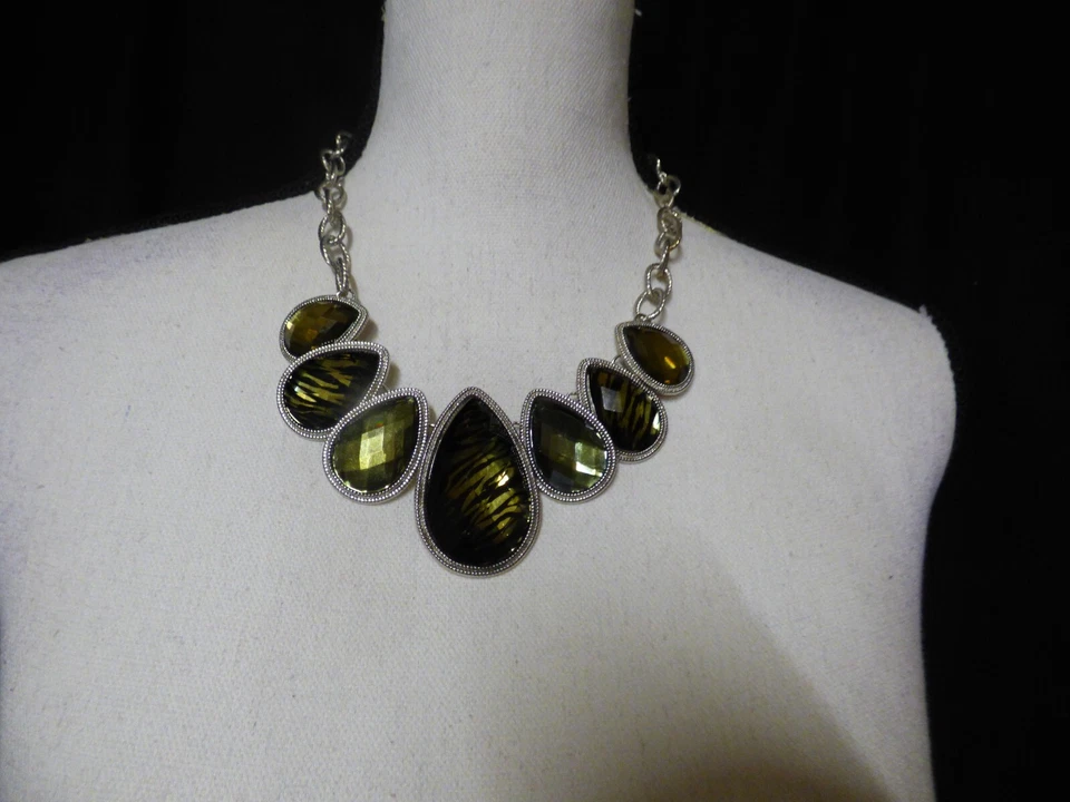 Collar llamativo estampado tropical/animal azul/verde Style&Co Foto 3 de 4