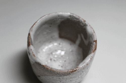 Cerámica japonesa guinomi guinomi blanco esmaltado con caja firmada por Kenji Takenaka - Imagen 6 de 8