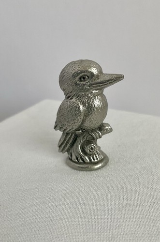 Zinnfigur Kookaburra thront auf einem Ast. Made in Australia