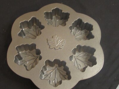 NEW Nordic Ware Maple Leaf Cast Aluminum Cake Mold Muffin Cakelet Baking Pan