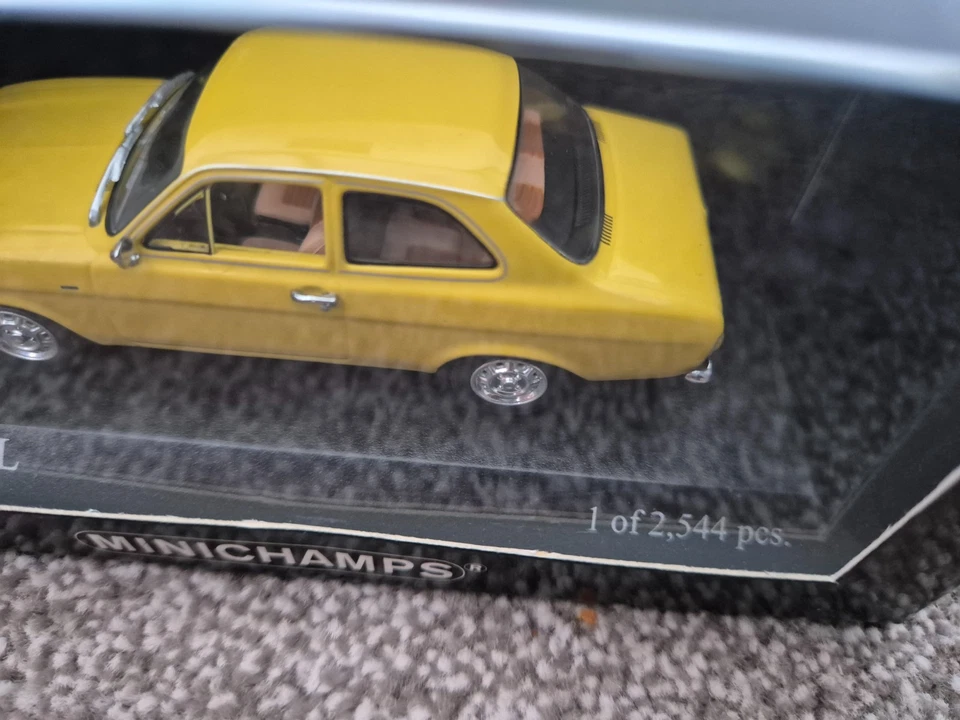 MINICHAMPS 1/43 CLASSIC 1971 FORD ESCORT MK1 1300L AUTO DIECAST MODELLO GIALLO - Immagine 4 di 4