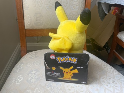 TOMY PIKACHU SCARPE DA GINNASTICA SCELTA 8” PELUCHE NUOVO SCATOLA DANNEGGIATA - Foto 3 di 5