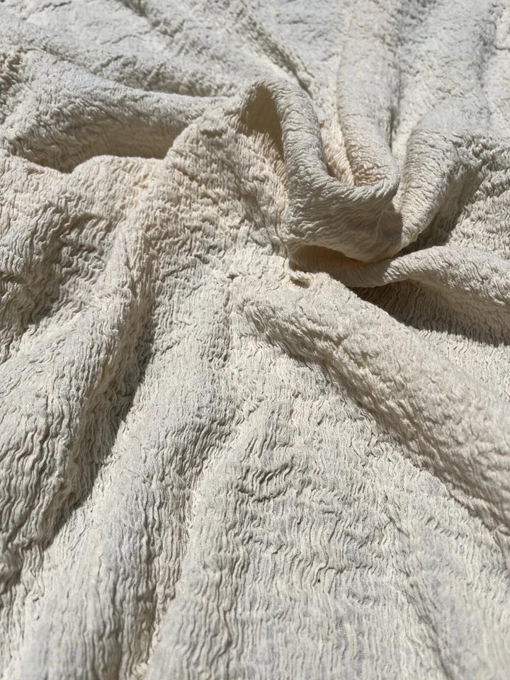 Tela de algodón arrugado elástico neutro de doble gasa por 2 metros, texturizada. Foto 3 de 4