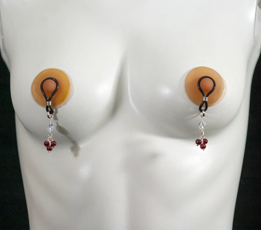 Joyería erótica roja para pezón perforada o no perforada intención perversa Foto 4 de 4