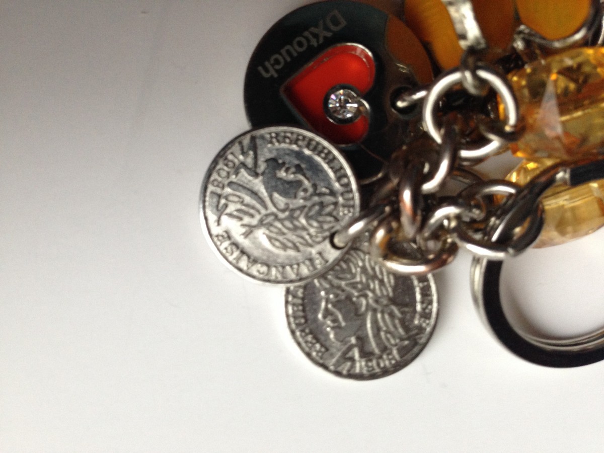 Porte-clés DXtouch En Forme De Coeur - Médaillon "République Française 1908" Avec Queue De Fourrure - Occasion