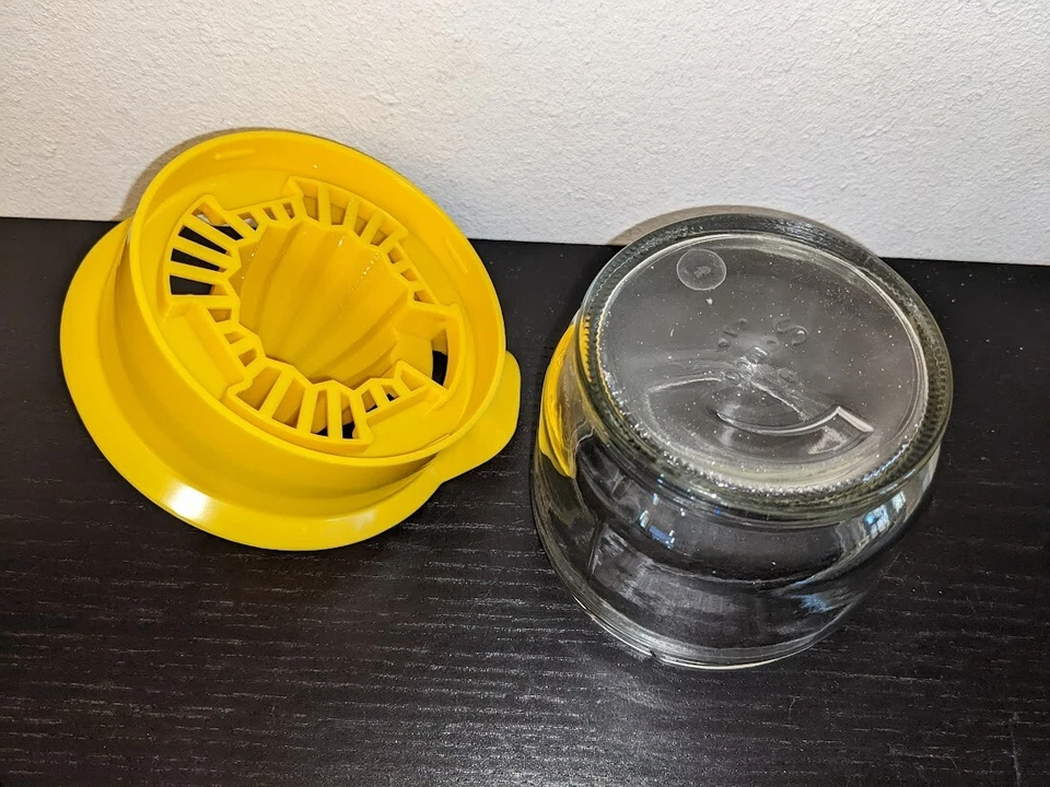 GEMCO Exprimidor de Cítricos Tarro Tapa de Plástico Amarillo con 2 Tazas Tarro de Vidrio De Colección En muy buena condición Foto 2 de 4