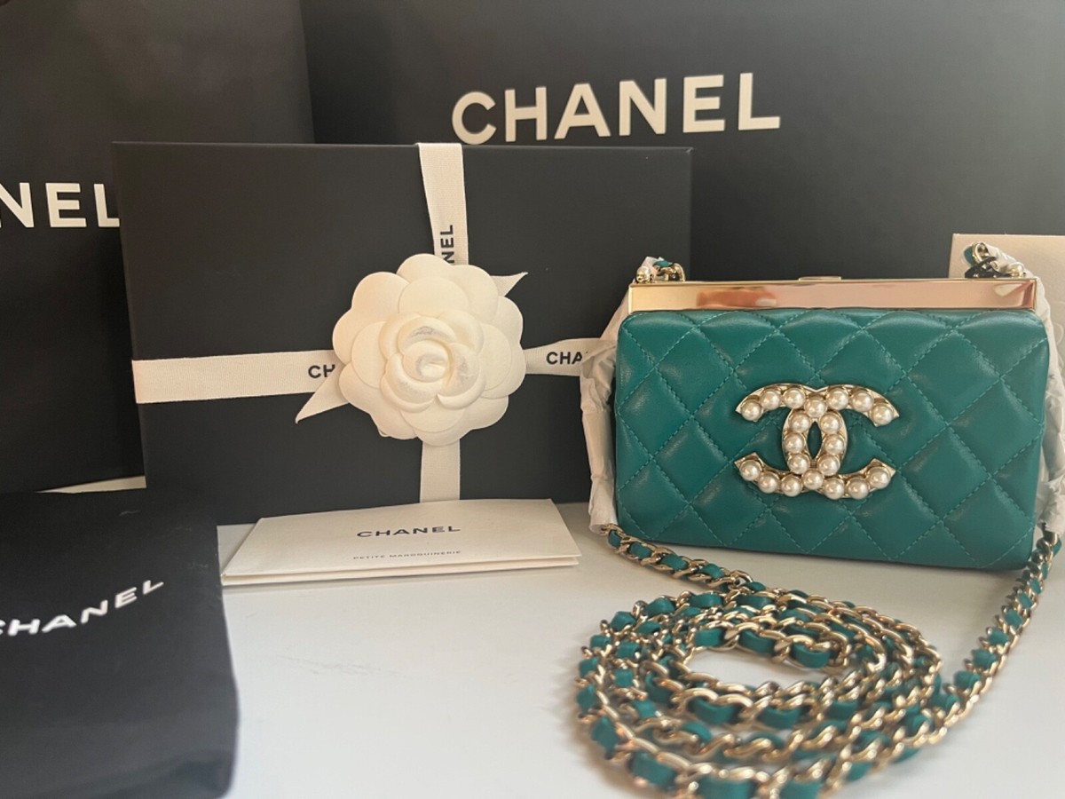 New CHANEL 23A GREEN EMERALD Vanity Clutch Gold PEARLS New CHANEL 23A GREEN EMERALD Vanity Clutch Gold PEARLS