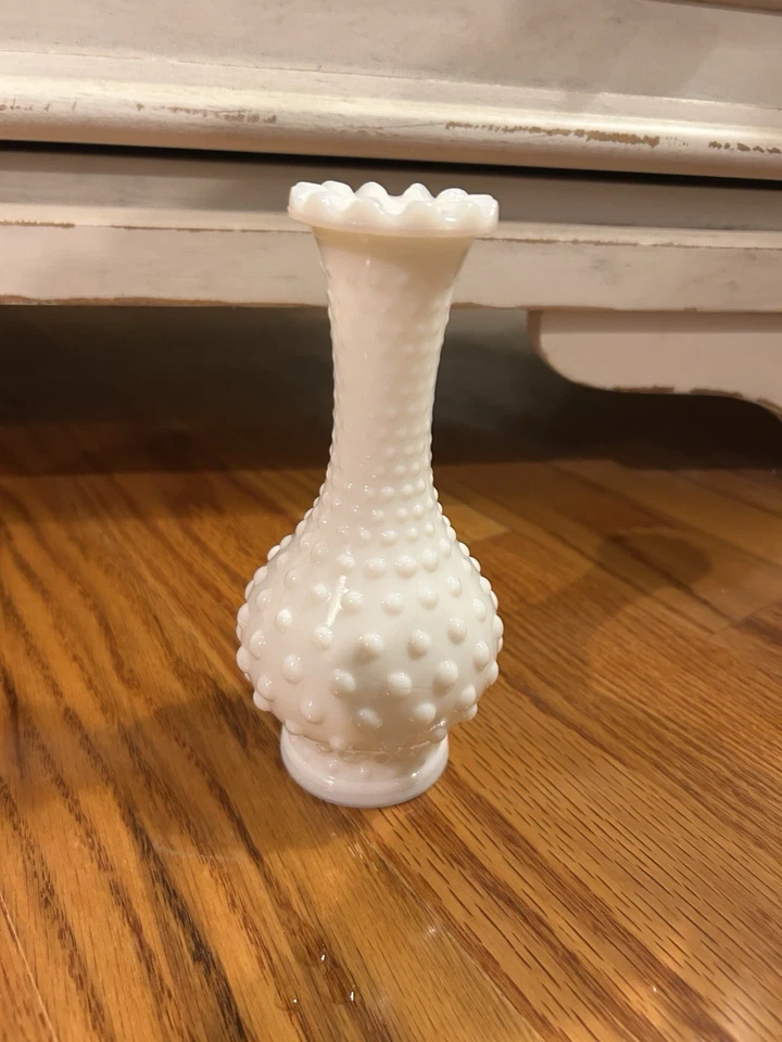 Jarrón floral vintage Avon de vidrio blanco con leche Hobnail Bud Foto 2 de 4
