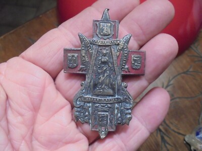 Old brooch of the Diocese of Avignon ''They established me their Guardian''