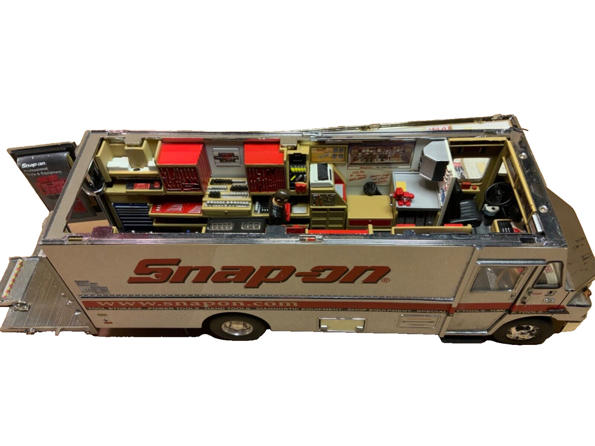1:32 crown Premiums Snap-on MT Freighliner chrome tool 1:32 crown Premiums Snap-on MT Freighliner chrome tool