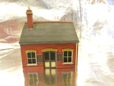 ** Scenix PKEM6111 Ticket Office Building with AD Posters Red Brick 1:76 