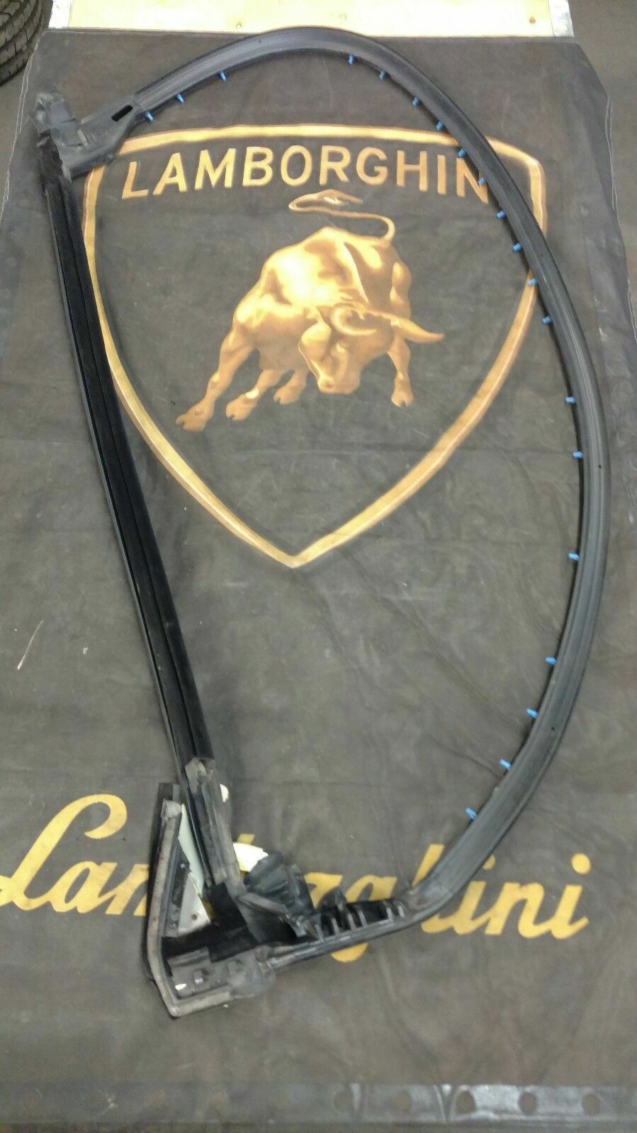 LAMBORGHINI GALLARDO DOOR RUBBER GASKET WEATHERSTRIP OEM 400837912