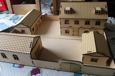 28mm GROßER ummauerter Bauernhof inkl. Haus/Scheune/Schuppen/Stall 2.WK Fantasy Historisch