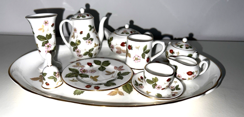 WEDGWOOD WILD STRAWBERRY MINI / MINIATURE 11 PIECE TEA & COFFEE SET - Picture 5 of 18
