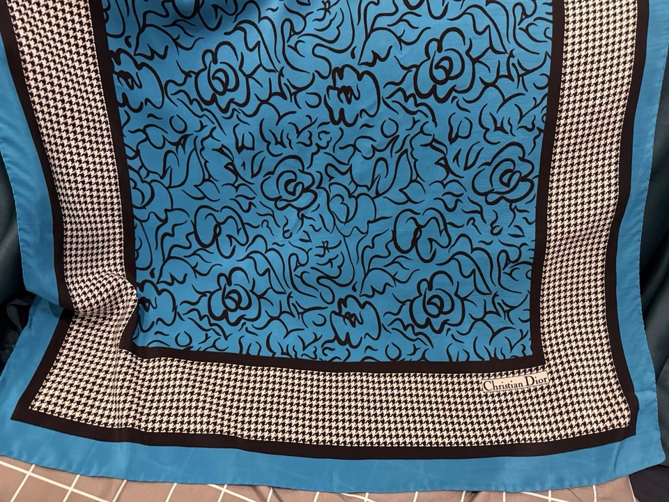 迪奥令人惊叹的复古丝绸围巾 32 英寸 X 34 英寸 — 第 4/4 张图片