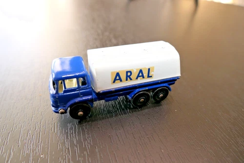 Matchbox Lesney No. 32 bedford petrol tanker aral - with seats -rare