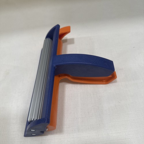 FISKARS Wavy PAPER CRIMPER Tools 6.5" Texture Roller Scrap Book - Picture 2 of 3