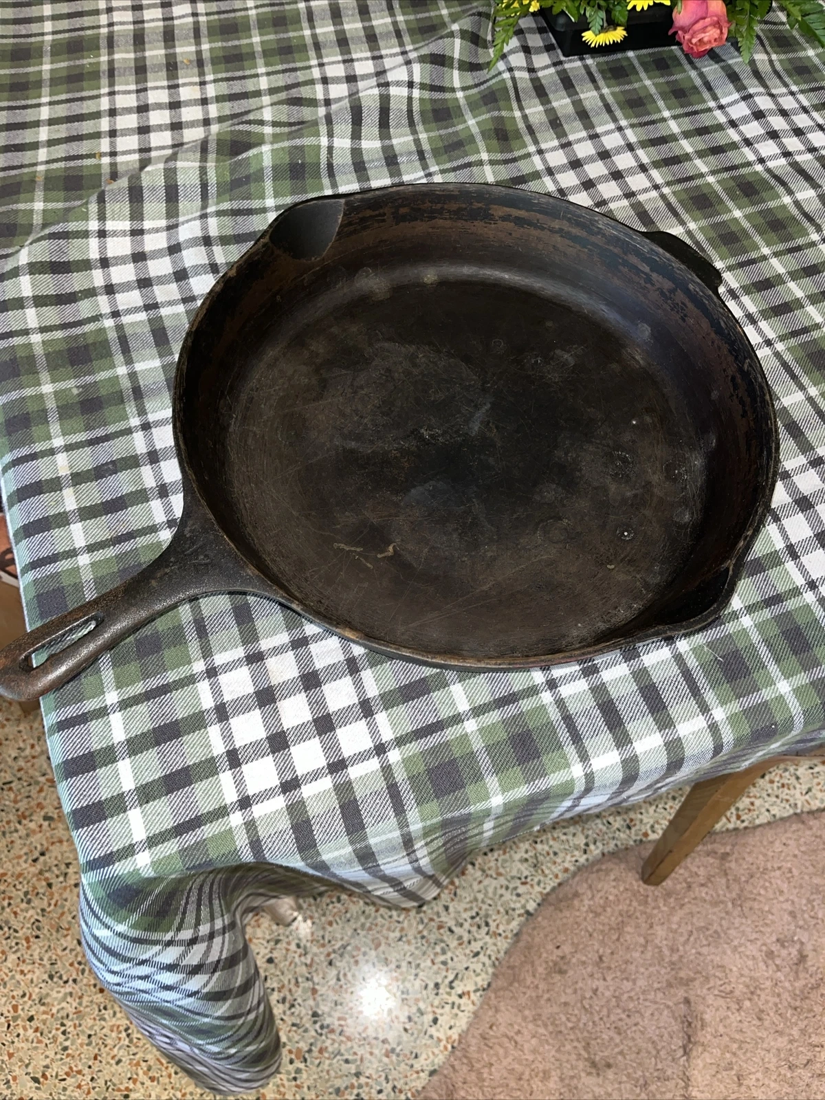 Large VINTAGE Wagner Ware GHC Cast Iron Skillet Double Spout Flat Bottom 13 1/2”