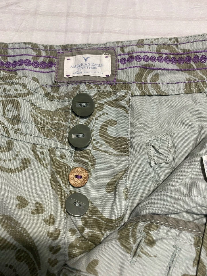American Eagle Women's Size 6 Shorts Olive Green 3” Inseam Rolled Cuffed Paisley - Image 3 of 4