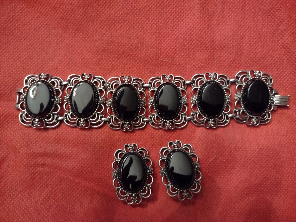 Conjunto de pendientes y brazaletes vintage EMMONS de vidrio negro bellamente elaborados Foto 2 de 4