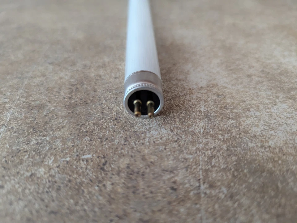 LOTE DE 24 BOMBILLAS FLUORESCENTES GE LIGHTING F8T5/CW 8 VATIOS BLANCO FRÍO 12" IT-41 Foto 3 de 4