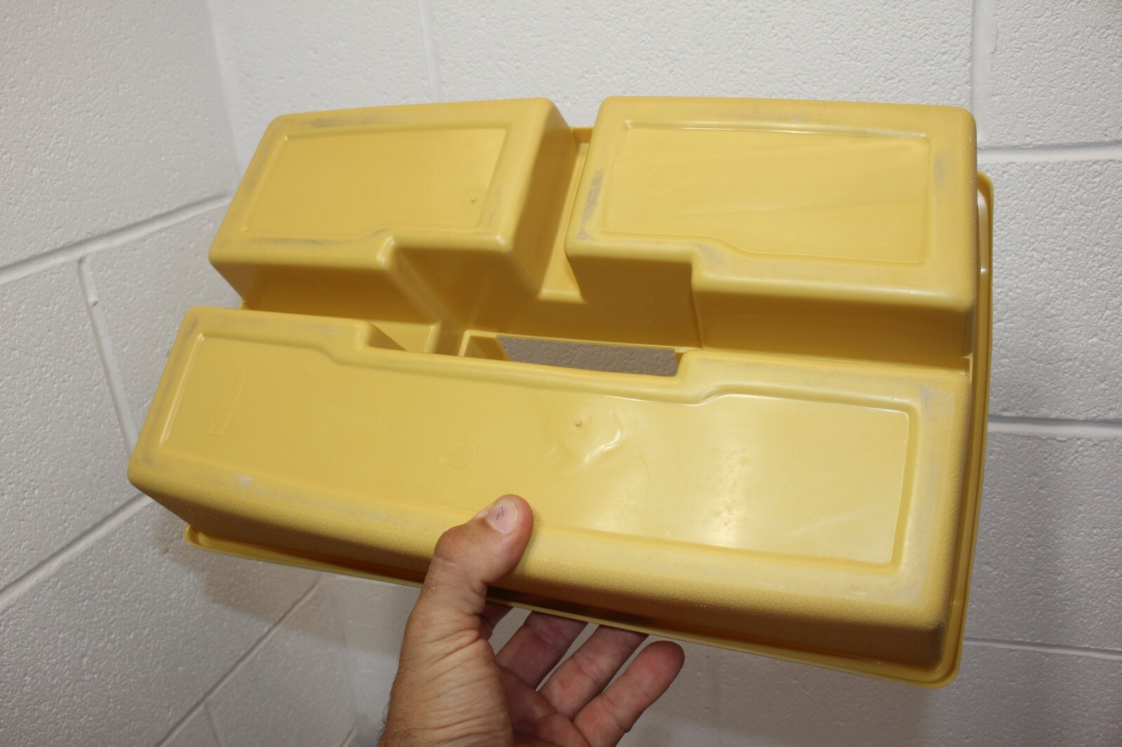 Yellow Rubbermaid 3153 Divided Storage Roughneck Carry Cleaning Craft Part Caddy