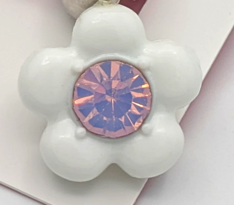 Pendientes Huggie Betsey Johnson Blanco e Iridiscente Rosa/Púrpura Flor Dije Foto 2 de 3