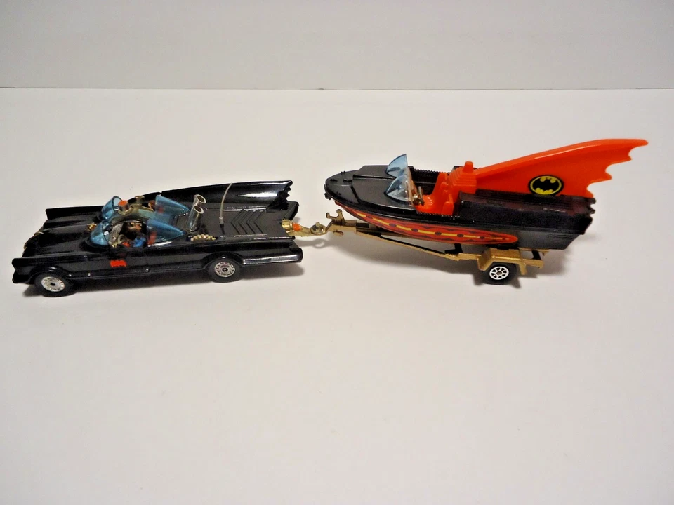 CORGI BATMOBILE & BATBOAT WITH TRAILER SET ENGLAND DIECAST VINTAGE 1976 RARE - Image 3 of 4