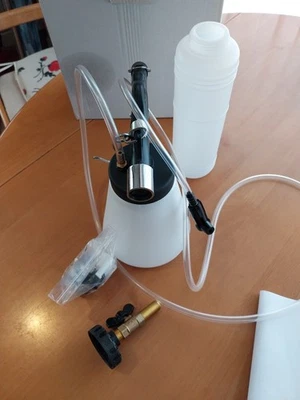 1L Brake & Clutch Bleeder Bleeding Vacuum Pump Kit Pneumatic Fluid Bottle - Image 1 of 4