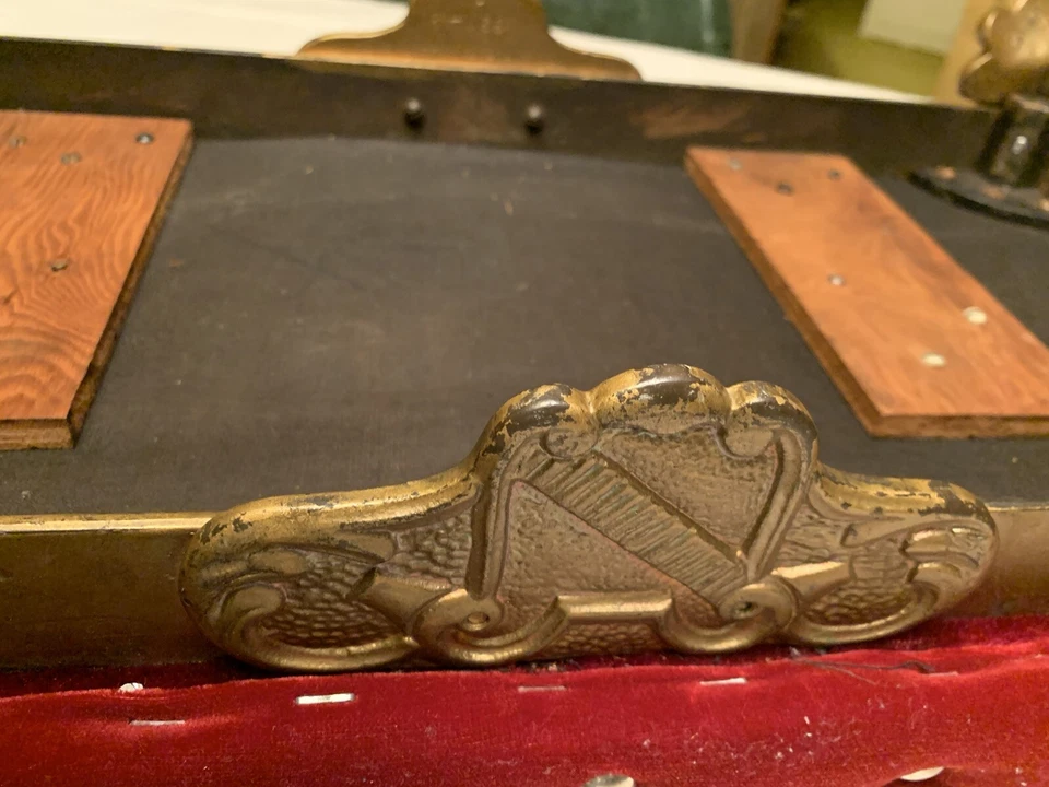 Banco de patas de hierro fundido vintage único de terciopelo rojo color bronce años 20 WH Howell Co. Foto 4 de 4