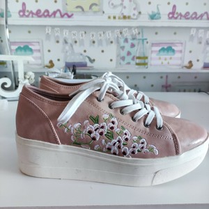 ladies pink trainers size 7