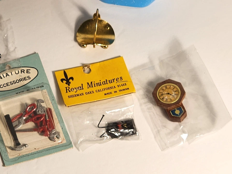 Lote de accesorios en miniatura de colección. para herramientas para casa de muñecas, buzón, teléfono, reloj, tren + Foto 3 de 4