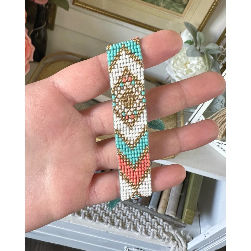 Pulseira de miçangas tecido marca da sorte padrão geométrico em turquesa, coral, ouro - Imagem 2 de 2