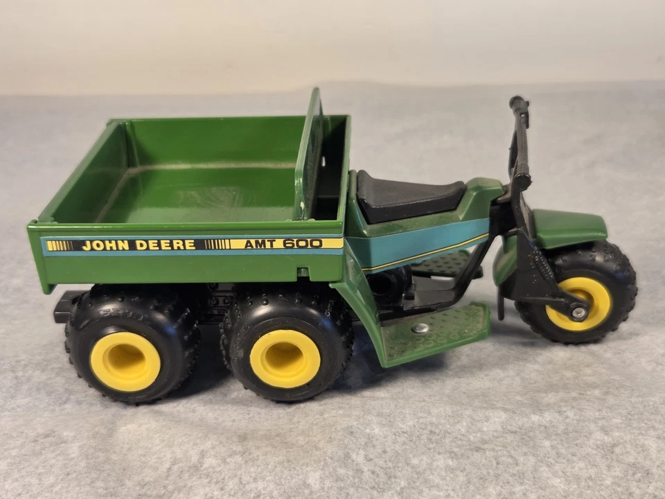 John Deere AMT 600 1/16 ERTL #5597 Die-Cast MIB Dump Bed, Steerable, Rubber Tire - Image 2 of 4