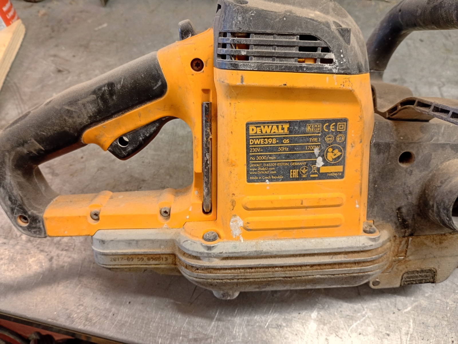 DEWALT DWE398-QS 악어톱, 1700W, 230V, 90° 절단날 포함 4