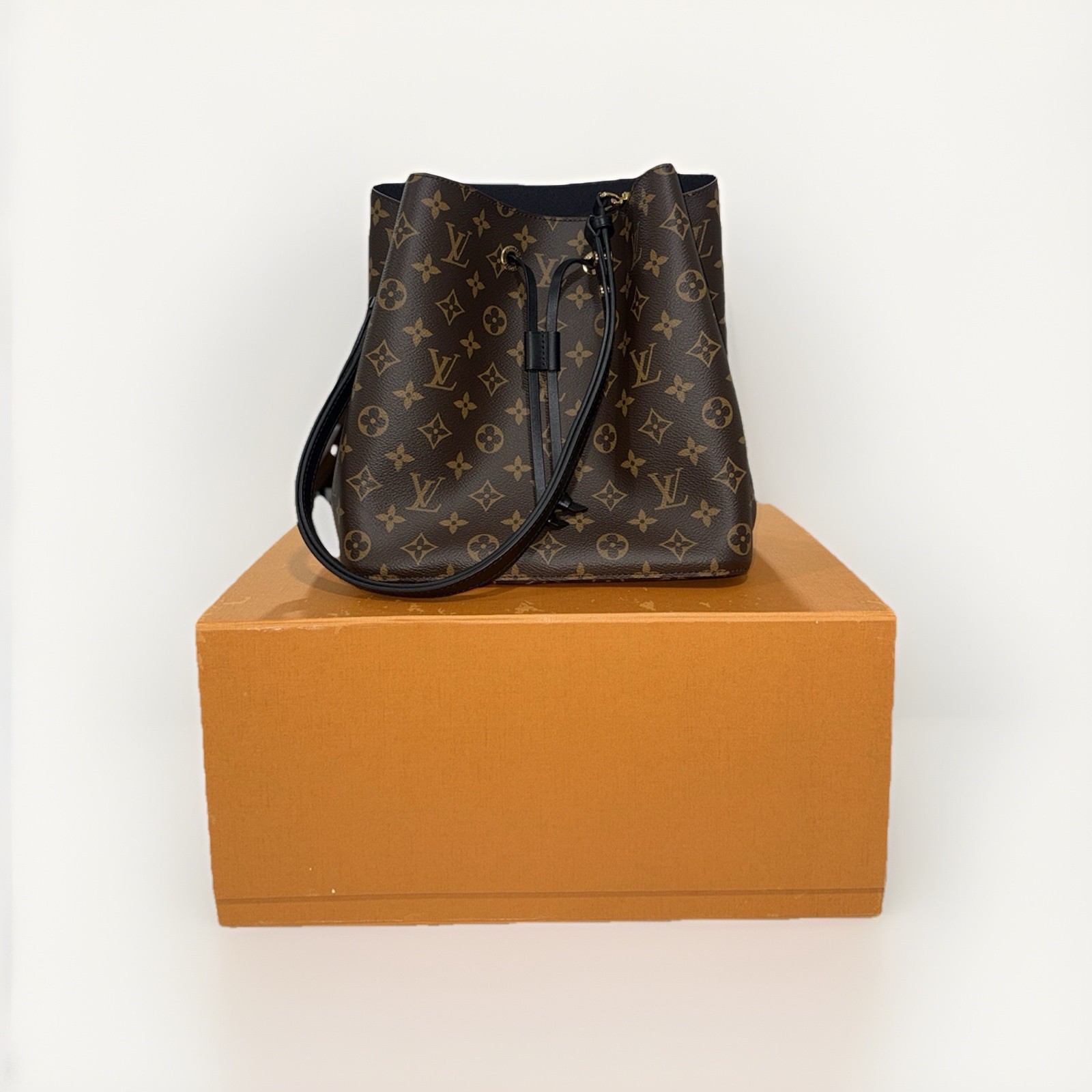 Louis Vuitton NeoNoe Shoulder Bag / Bucket Bag MM Brown Canvas M44020