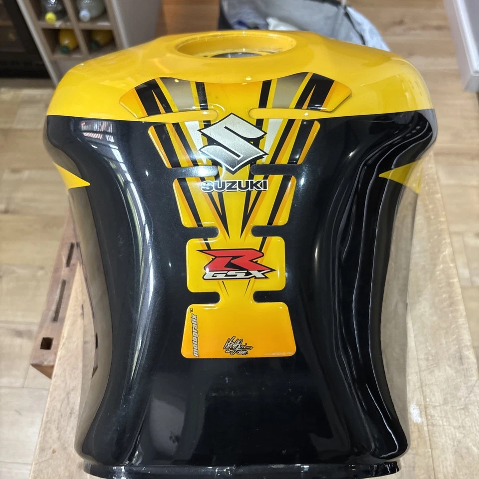 Suzuki GSXR 750 Fuel Tank Petrol 2001 2002 K1 K2 GSXR750 Yellow Black  - Image 3 of 4