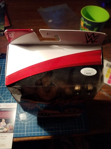 WWE Braun Strowman Figur Elite Collection signiert mit COA STB-50 - Bild 2 von 3
