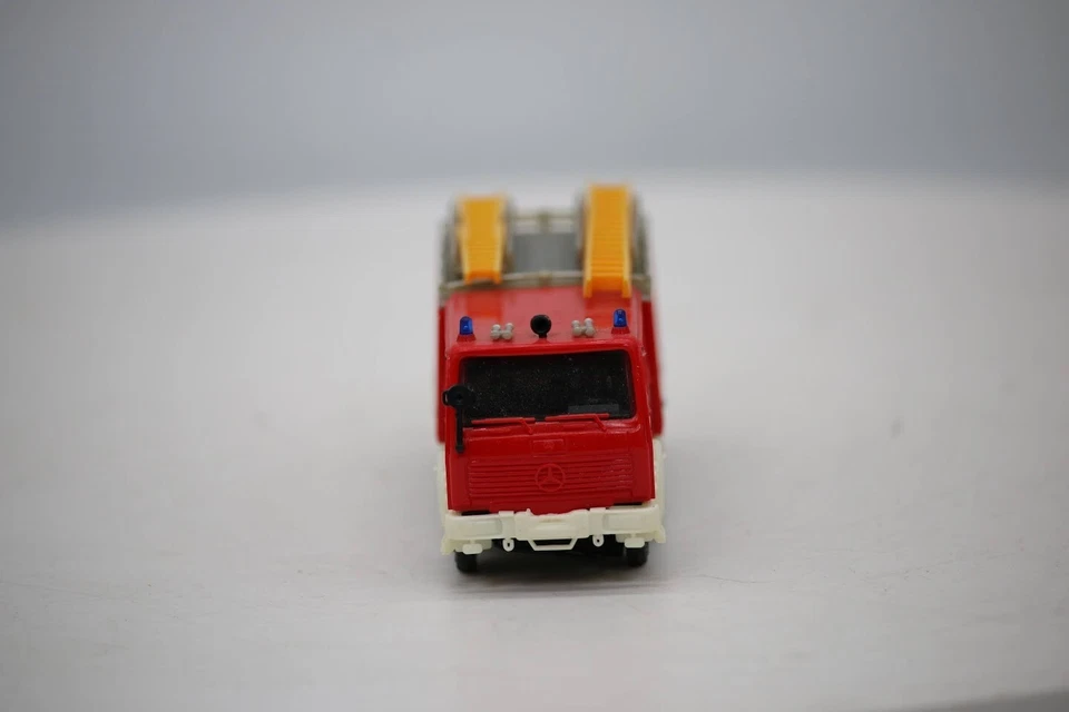 复古 HO 规格 1: 87 比例 Preiser-31128 LF16-2 消防泵卡车 梅赛德斯-奔驰 — 第 3/4 张图片