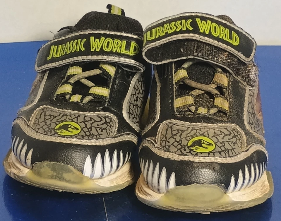 Zapatos para niños pequeños Jurassic World talla 6 T-Rex dinosaurio gancho y bucle negro verde Foto 3 de 4
