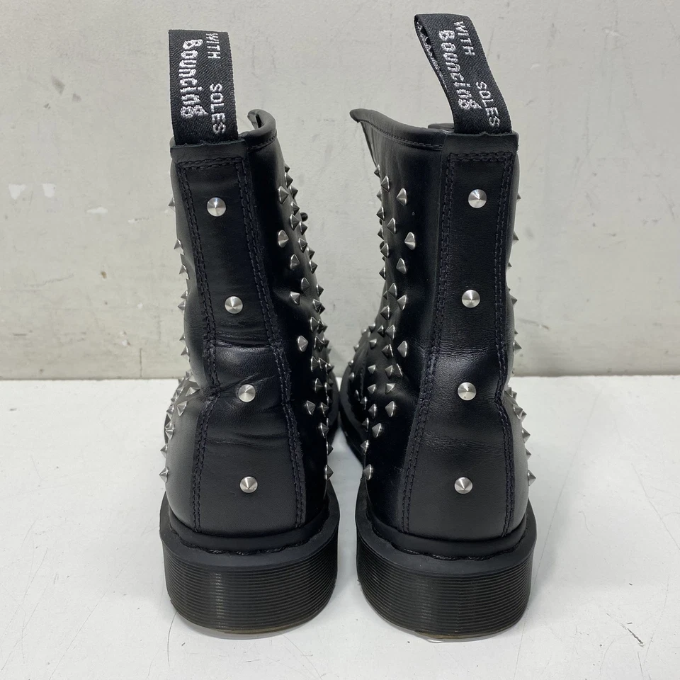 Bota de combate Dr. Martens negra con tachuelas para mujer talla 10 Foto 4 de 4
